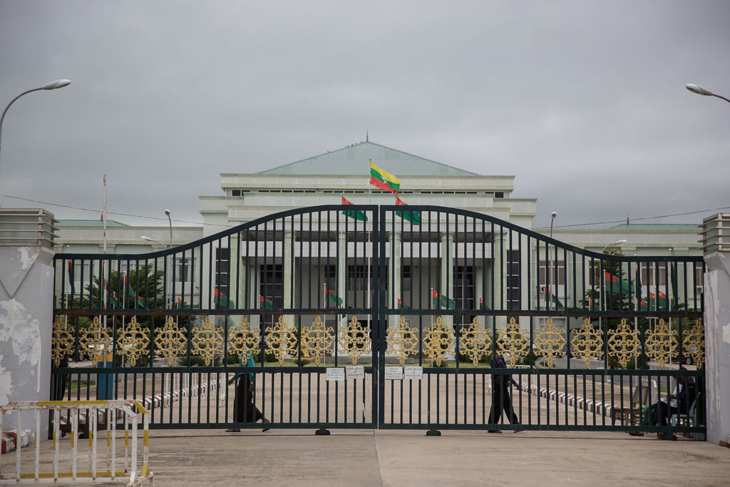 Thủ[-]đô[-]rộng[-]lớn[-]mà[-]vắng[-]bóng[-]cư[-]dân[-]ở[-]Myanmar